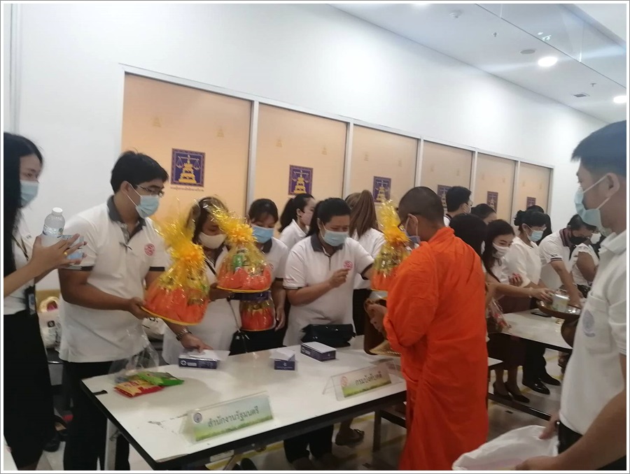 ﻿กรมบังคับคดี ร่วมทำบุญตักบาตร กิจกรรมเสริมสร้างคุณธรรมจริยธรรมบุคลากรกระทรวงยุติธรรม